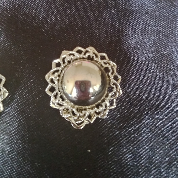 Silver clipon clip on circle flower border earring - Picture 3 of 9